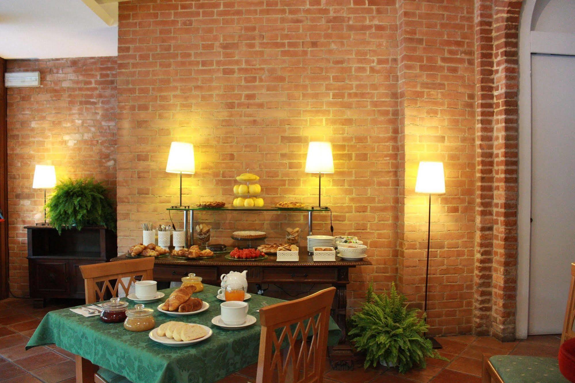 Hotel Portici Vicoforte Buitenkant foto